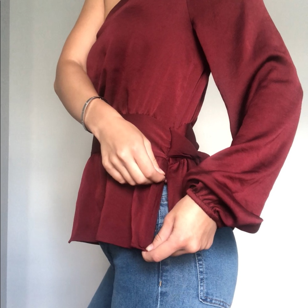 ⭐️4/$25 Express maroon one sleeve maroon blouse XS - Picture 6 of 8